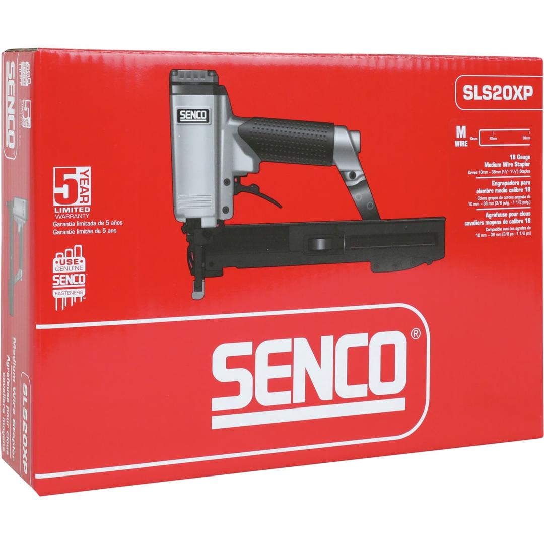 Agrafeuse pneumatique SLS20XP-M DUAL/RESTR SENCO — Agrafeuse SENCO SLS20XP-M 12-38 mm dans son carton rouge de trois quarts, mentions trilingues