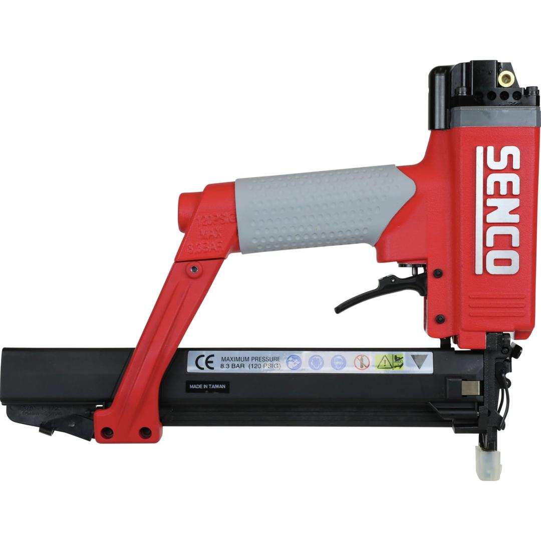 Agrafeuse pneumatique SLS20XP-M DUAL/RESTR SENCO — Agrafeuse SENCO SLS20XP-M 12-38 mm de profil côté droit, étiquette blanche CE et sécurité de nez blanche