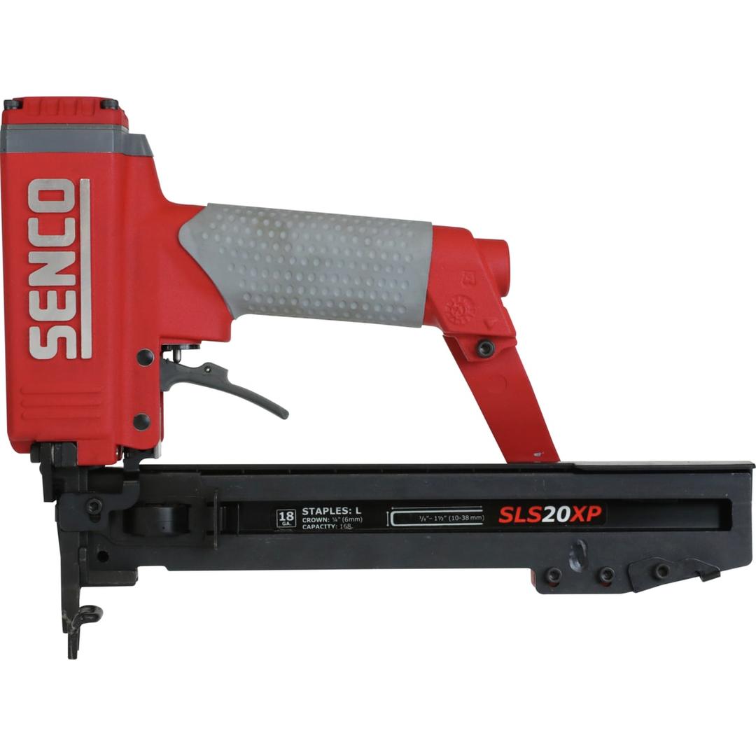 Agrafeuse pneumatique SLS20XP-M DUAL/RESTR SENCO — Agrafeuse SENCO SLS20XP-M 12-38 mm de profil côté gauche, long magasin noir et sécurité de nez blanche