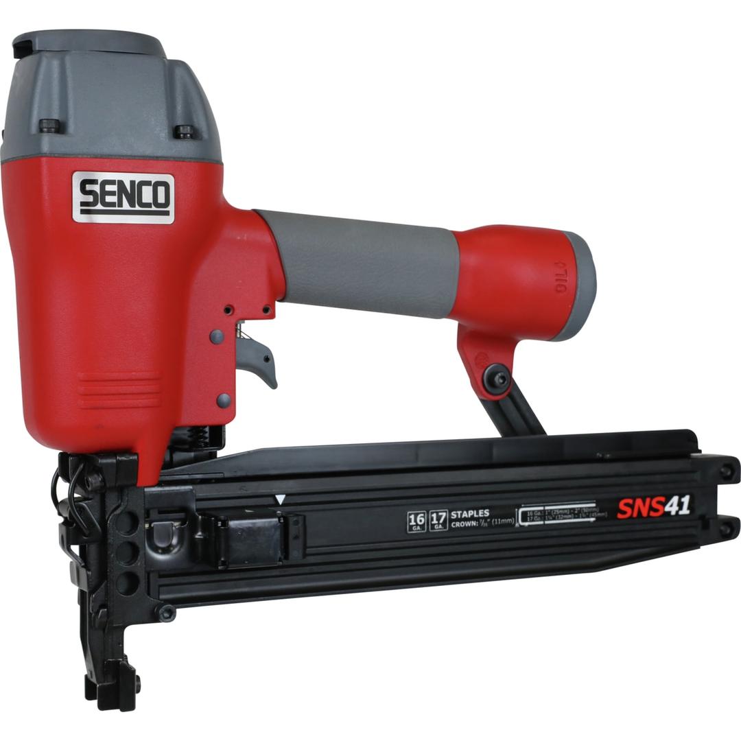 Agrafeuse pneumatique SNS41 Dual SENCO — Agrafeuse SENCO SNS41 25-50 mm de trois quarts côté gauche, bouchon rouge et poignée grise