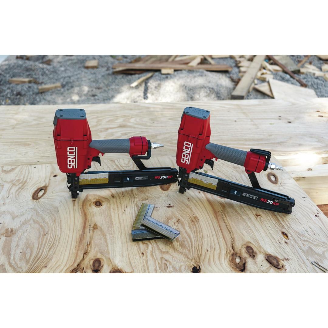 Agrafeuse pneumatique NS20BXP SENCO — Deux agrafeuses SENCO NS20BXP 25-50 mm sur un panneau bois clair, bandes d'agrafes au premier plan