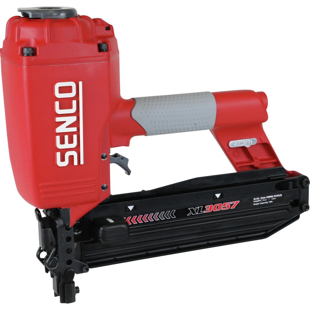 Agrafeuse pneumatique APP SNS 50XP-N Dual SENCO — Agrafeuse SENCO SNS 50XP-N 32-63 mm de trois quarts, poignée grise à picots et gâchette