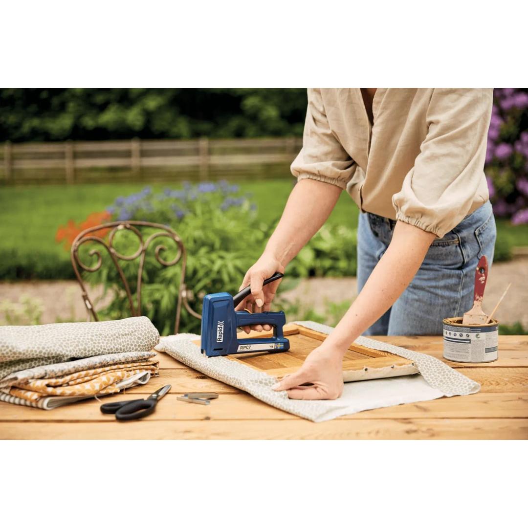 Agrafeuse-cloueuse manuelle RPC7, bleu RAPID TOOLS — Rapid Agrafeuse/cloueuse RPC7, bleu, en situation 12
