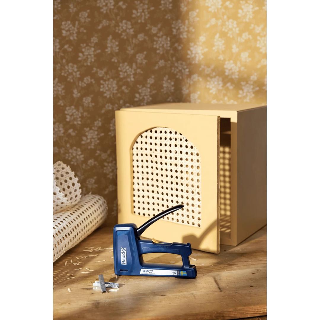 Agrafeuse-cloueuse manuelle RPC7, bleu RAPID TOOLS — Rapid Agrafeuse/cloueuse RPC7, bleu, en situation 9