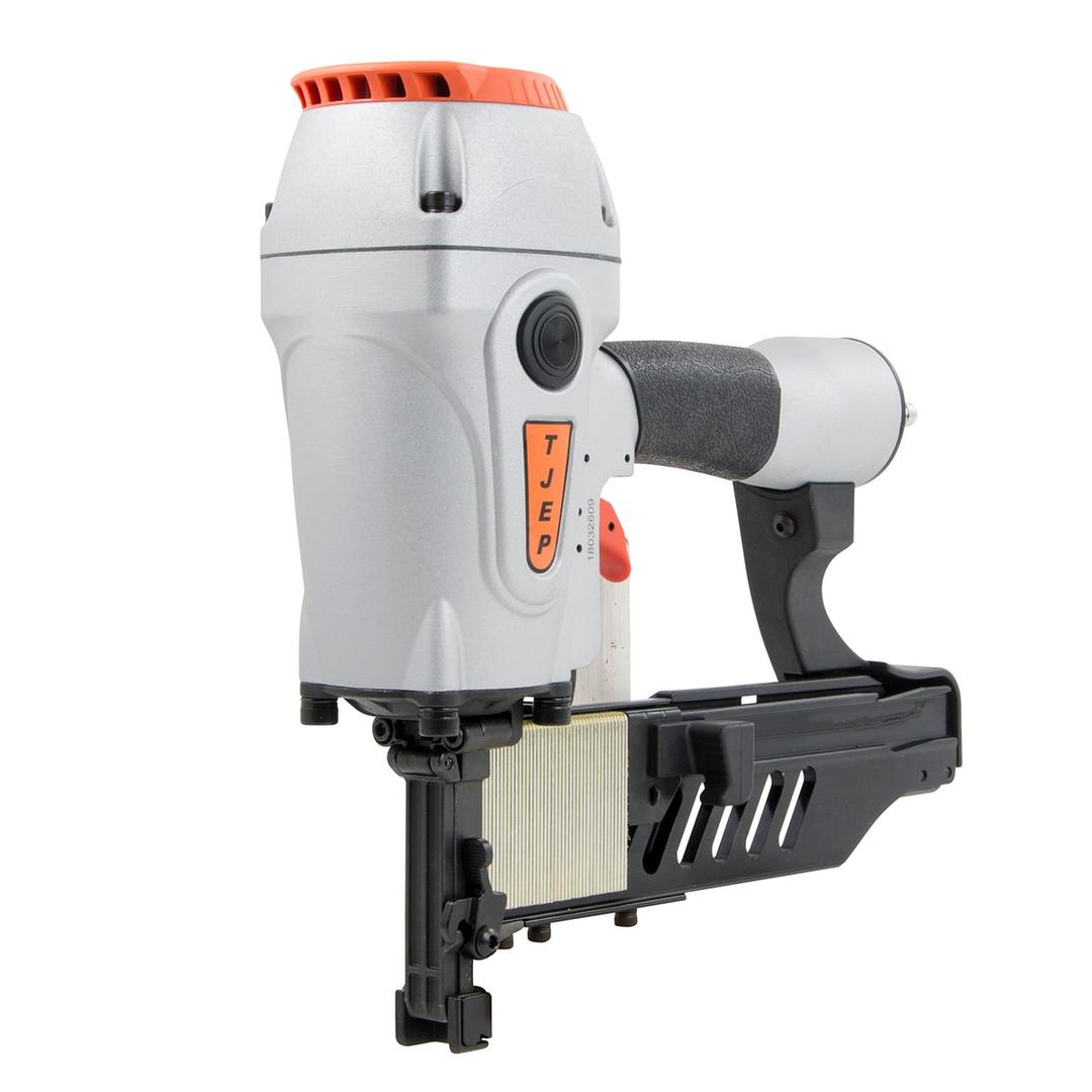 Agrafeuse à agrafes larges 32 à 64 mm PQZ-64 TJEP — Agrafeuse pneumatique TJEP PQZ-64 de trois quarts avant en légère plongée, chapeau orange du cylindre et magasin d'agrafes fuyant vers la droite