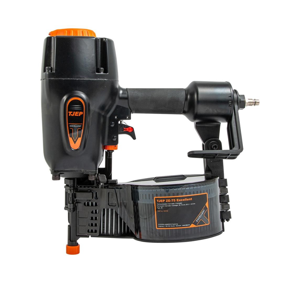 Cloueur à rouleau pneumatique ZE-75 Excellent TJEP — Cloueur à rouleau pneumatique TJEP ZE-75 Excellent de profil, étiquette orange du magasin circulaire annonçant les clous 35 à 75 mm et raccord d'air à l'arrière