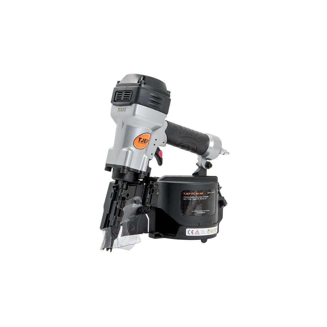 Cloueur à rouleau haute pression pneumatique PC-90, 45 à 90 mm TJEP — Cloueur à rouleau haute pression TJEP PC 90 HP de trois quarts avant, capot noir d'échappement en tête, nez de tir dégagé et carter aluminium gris