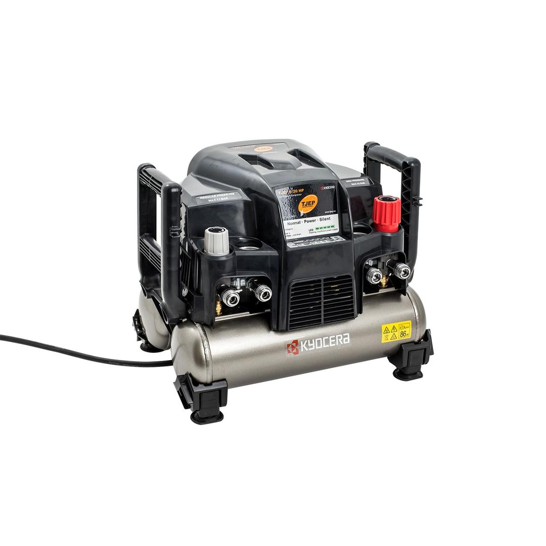 Compresseur HAUTE PRESSION 9/20 2x4,5l - 42 bar TJEP — Compresseur haute pression TJEP 9/20 HP de trois quarts, cuve horizontale grise siglée Kyocera, poignées de portage noires et molette rouge du détendeur haute pression