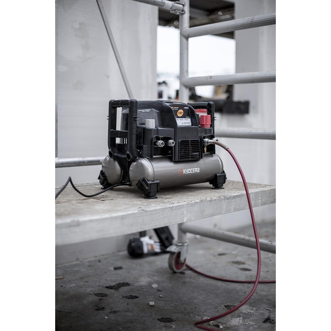 Compresseur HAUTE PRESSION 9/20 2x4,5l - 42 bar TJEP — Compresseur TJEP 9/20 HP posé sur un plateau d'échafaudage, ses deux cuves accolées bien visibles et le flexible rouge qui plonge vers le sol
