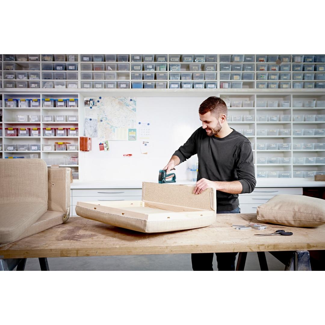 Agrafeuse manuelle J-25 NOVUS — NOVUS agrafeuse manuelle J-25 — en situation, travaux de tapisserie