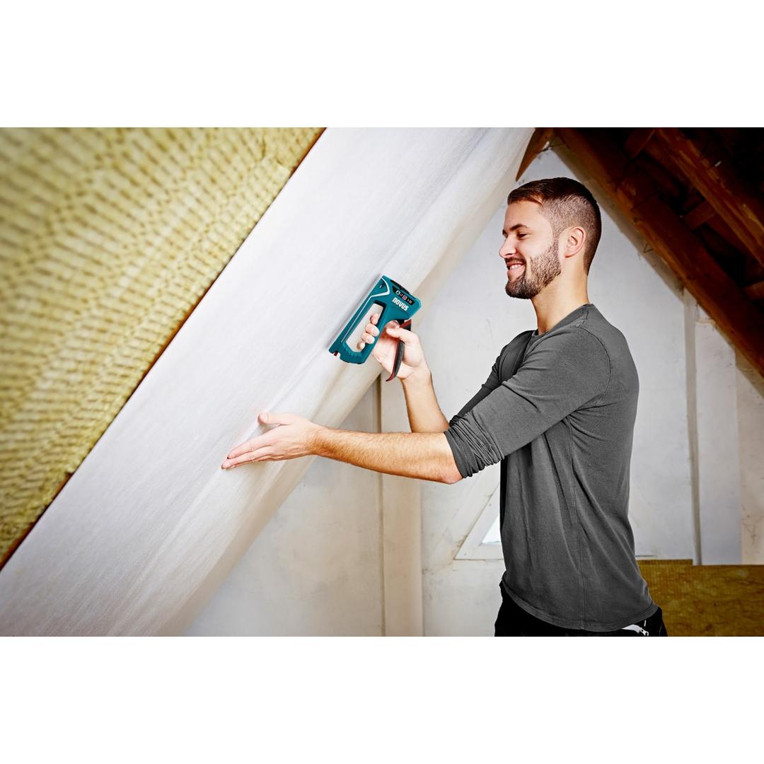 Agrafeuse manuelle J-25 NOVUS — NOVUS agrafeuse manuelle J-25 — en situation, pose sous rampant de comble