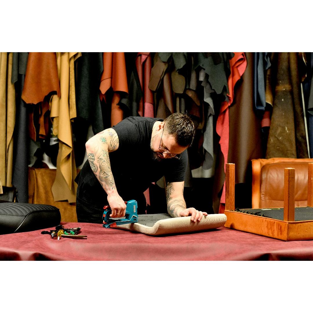 Agrafeuse manuelle J-50 NOVUS — NOVUS agrafeuse manuelle J-50 — en situation, garnissage d une assise en atelier de sellerie
