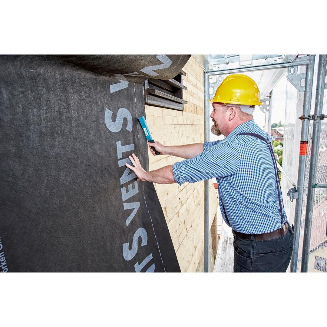 Marteau agrafeur manuel Marteau agrafeurJ-033 NOVUS — NOVUS marteau agrafeur J-033 — fixation d'un pare-pluie noir sur une façade bois depuis l'échafaudage
