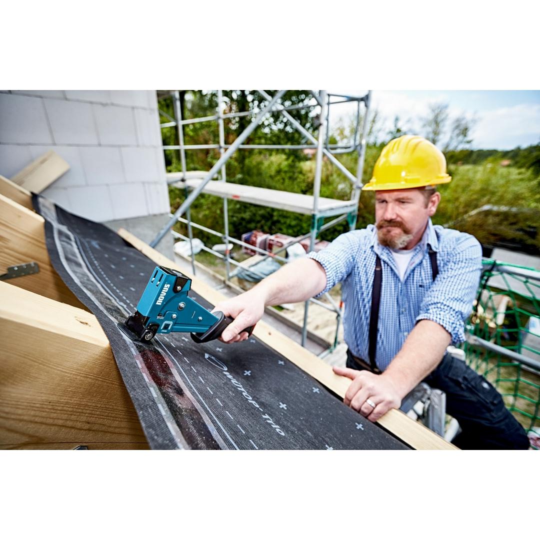Marteau agrafeur manuel Marteau agrafeur J-055 NOVUS — NOVUS marteau agrafeur J-055 — gros plan du magasin et de la poignée, agrafage sur écran de sous-toiture