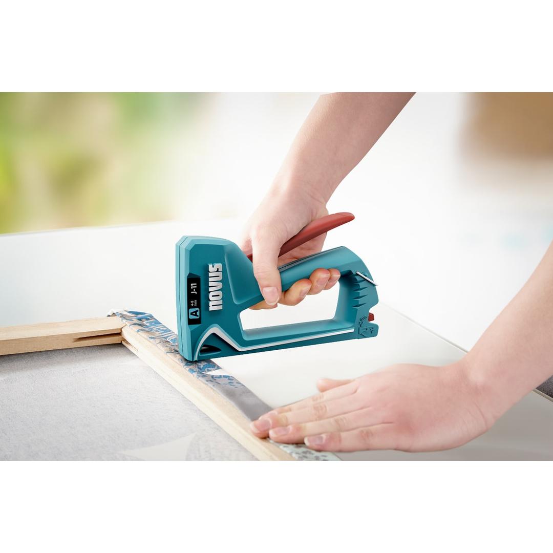 Agrafeuse manuelle J-11 NOVUS — NOVUS agrafeuse manuelle J-11 — en main, agrafage d'une toile sur un châssis en bois