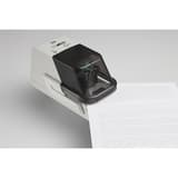 Agrafeuse électrique flat clinch 56 feuilles EH-70F II MAX - Agrafage en coin d'un document avec l'agrafeuse électrique professionnelle MAX EH-70F II.