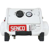 Compresseur AC8305 SENCO — Compresseur SENCO AC8305 de face sur fond blanc, cuve horizontale blanche, manomètre et poignée mousse