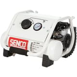 Compresseur AC8305 SENCO — Compresseur SENCO AC8305 de trois quarts, moteur noir à grille de ventilation et arceau tubulaire