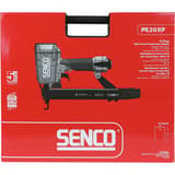 Agrafeuse à couronne large pneumatique PS20XP SENCO — Agrafeuse à couronne large SENCO PS20XP dans son carton rouge à poignée découpée, schéma d'agrafe