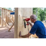Agrafeuse à couronne large pneumatique PS20XP SENCO — Agrafeuse SENCO PS20XP à l'usage sur chantier : agrafage d'un panneau de contreplaqué sur ossature bois