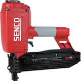 Agrafeuse à fil lourd, double pneumatique SQS55XP-Q SENCO — Agrafeuse à fil lourd SENCO SQS55XP-Q de trois quarts, corps rouge et poignée grise