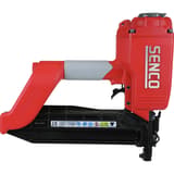 Agrafeuse à fil lourd, double pneumatique SQS55XP-Q SENCO — Agrafeuse SENCO SQS55XP-Q de profil magasin à gauche, étiquette CE et magasin noir profond