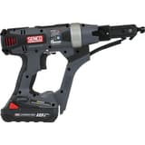 Visseuse en bande sur batterie DURASPIN DS722-18V SENCO — Visseuse en bande SENCO DURASPIN DS722-18V de profil droit, plaque signalétique et magasin déployé vide