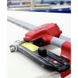 Agrafes moyennes M12BAB - 22mm 5M SENCO — Agrafes SENCO M 22 mm galvanisées à l'usage : agrafeuse pneumatique rouge et noire, magasin long chargé