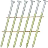 Clous en rouleau plats 16° annelés zingués 12µ SL17AXBH 2,1x38 mm SENCO — Clous SENCO 2,1 x 38 mm zingués, têtes striées et pointes diamant en gros plan sur fond blanc