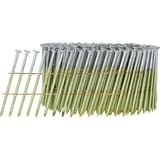 Clous en rouleau plats 16° annelés zingués 12µ SL17AXBH 2,1x38 mm SENCO — Rouleau de clous SENCO 2,1 x 38 mm annelés galvanisés, fils cuivre, de trois quarts sur fond blanc