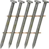 Clous en rouleau coniques 16° annelés clair SE19APBV 2,1x45 mm SENCO — Clous SENCO en rouleau 2,1 x 45 mm annelés, gros plan sur cinq clous liés par fils de cuivre