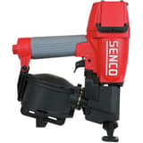 Cloueur roofing pneumatique ROOFPRO 445 XP SENCO — Cloueur roofing SENCO ROOFPRO 445 XP de trois quarts arrière droit, poignée grise caoutchoutée