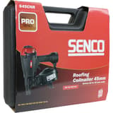 Cloueur roofing pneumatique S45CNR SENCO — Cloueur roofing SENCO S45CNR dans sa mallette noire habillée d'un cartonnage rouge