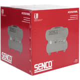 Compresseur AC20216BL sans huile SENCO — Compresseur SENCO AC20216BL sans huile dans son carton rouge sous film, visuel du modèle 16 litres