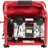 Compresseur AC20216BL sans huile SENCO — Compresseur SENCO AC20216BL sans huile vu de dos, bloc moteur bicylindre alu et arceau tubulaire rouge