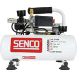Compresseur SENCO AC4504 discret sans huile SENCO — Compresseur SENCO AC4504 sans huile de profil, manostat à bouton rouge et quatre pieds ventouses