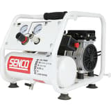 Compresseur SENCO AC10304 discret sans huile SENCO — Compresseur SENCO AC10304 sans huile de trois quarts avant, détendeur rouge et noir et raccord rapide
