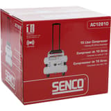Compresseur SENCO AC12810 discret sans huile SENCO — Compresseur SENCO AC12810 10 l sans huile dans son carton rouge fermé, visuel bi-cuve imprimé
