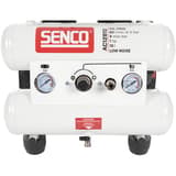 Compresseur SENCO AC12810 discret sans huile SENCO — Compresseur SENCO AC12810 sans huile, cadrage serré sur le tableau central et le raccord rapide