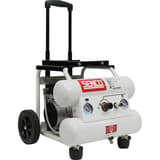 Compresseur SENCO AC12810 discret sans huile SENCO — Compresseur SENCO AC12810 sans huile de trois quarts sur son chariot à poignée télescopique et roues