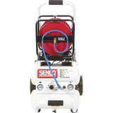Compresseur SENCO AC24016 discret sans huile SENCO — Compresseur SENCO AC24016 sans huile de face, équipé d'un enrouleur rouge et d'un tuyau bleu déroulé
