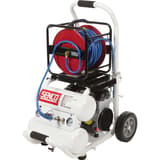 Compresseur SENCO AC24016 discret sans huile SENCO — Compresseur SENCO AC24016 sans huile de trois quarts, enrouleur rouge en cage noire et tuyau bleu enroulé