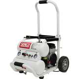 Compresseur SENCO AC24016 discret sans huile SENCO — Compresseur SENCO AC24016 sans huile de trois quarts sur son chariot, moteur à grille noire et roues grises