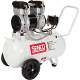 Compresseur SENCO AC24050 discret sans huile SENCO — Compresseur SENCO AC24050 sans huile de trois quarts, cuve horizontale, grille moteur noire et deux roues