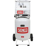 Compresseur SENCO AC24080 discret sans huile SENCO — Compresseur SENCO AC24080 sans huile de face, cuve verticale et bloc caréné à deux manomètres