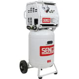 Compresseur SENCO AC24080 discret sans huile SENCO — Compresseur SENCO AC24080 sans huile de trois quarts, cuve verticale, capot moteur ajouré et interrupteur