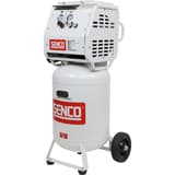 Compresseur SENCO AC24080 discret sans huile SENCO — Compresseur SENCO AC24080 sans huile de trois quarts, poignée latérale, deux raccords rapides et roues noires