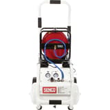 Compresseur SENCO AC32024 discret sans huile SENCO — Compresseur SENCO AC32024 sans huile de face, enrouleur rouge, tuyau bleu et tableau deux manomètres