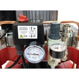 Compresseur SENCO AC33024 sans huile SENCO — Bloc de commande du compresseur SENCO AC33024 : manostat à bouton rouge, manomètre et filtre-régulateur
