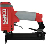 Cloueur pneumatique LS1 XP Finette SENCO — Cloueur SENCO LS1XP 13-25 mm de profil, corps rouge, poignée grise à picots et long magasin noir